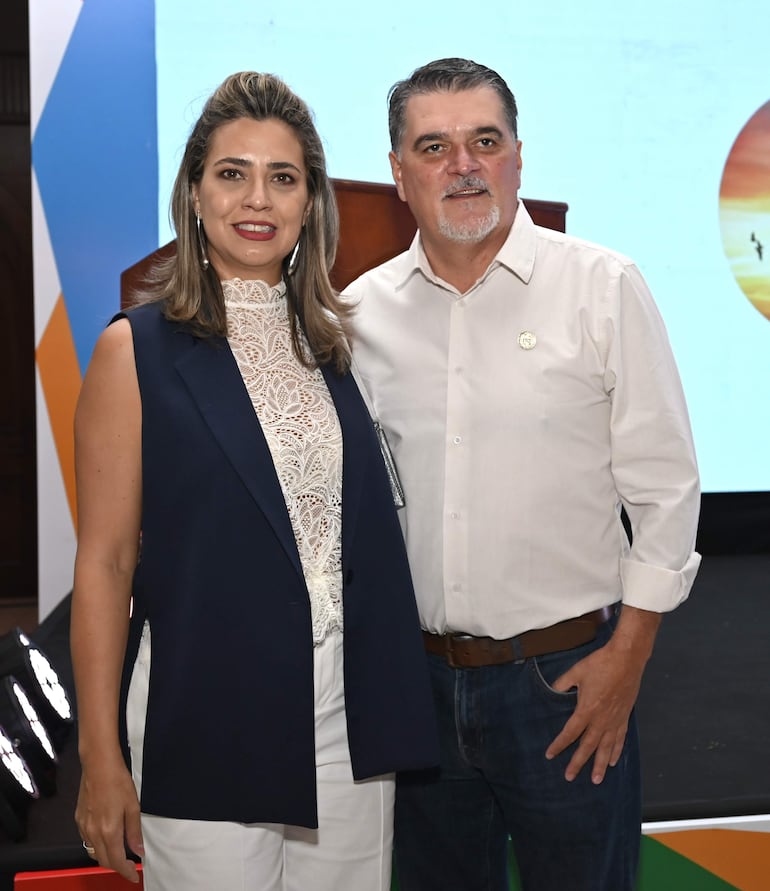 Patricia Quevedo y Daniel Prieto, presidente de la Asociación Rural del Paraguay.