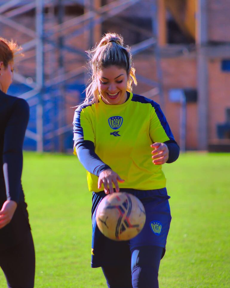 "Desde mitakuña’i quise ser pediatra o futbolista, toda mi vida jugué torneos amateurs sin imaginar que en algún momento se iba dar”, contó Fátima Román en sus redes. (Instagram/Fátima Román)