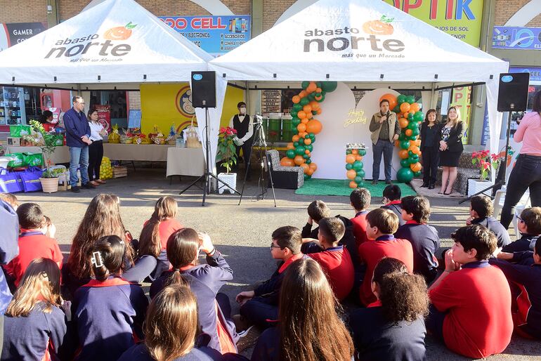 Locatarios, clientes y alumnos del centro educativo que funciona en el predio del  Abasto Norte participaron del acto conmemorativo. Durante la jornada, premiaron a clientes por sus compras.