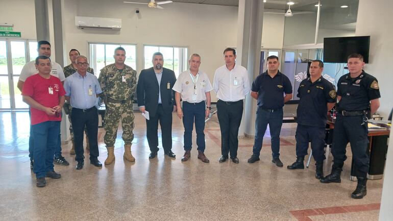 Momento en que se realizó el cambio de administradores y funcionarios del aeropuerto de Coronel Oviedo.