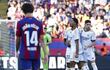 El delantero inglés del Real Madrid Jude Bellingham (2d) celebra su gol junto a sus compañeros durante el partido de LaLiga que enfrenta al FC Barcelona y al Real Madrid este sábado en el Estadio Olímpico Lluís Companys de Barcelona.