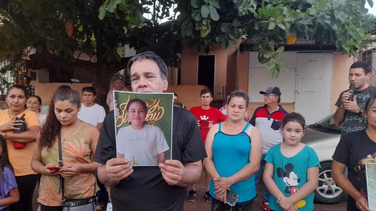 Familiares de Milagros Guadalupe Valiente Espínola protestan tras denuncia de omisión de auxilio en el Centro de Salud de Ypané