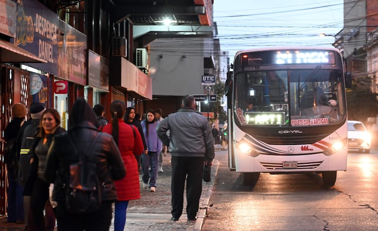 Pasajeros esperan entre 45 minutos a una hora por los colectivos, y viajan hacinados.