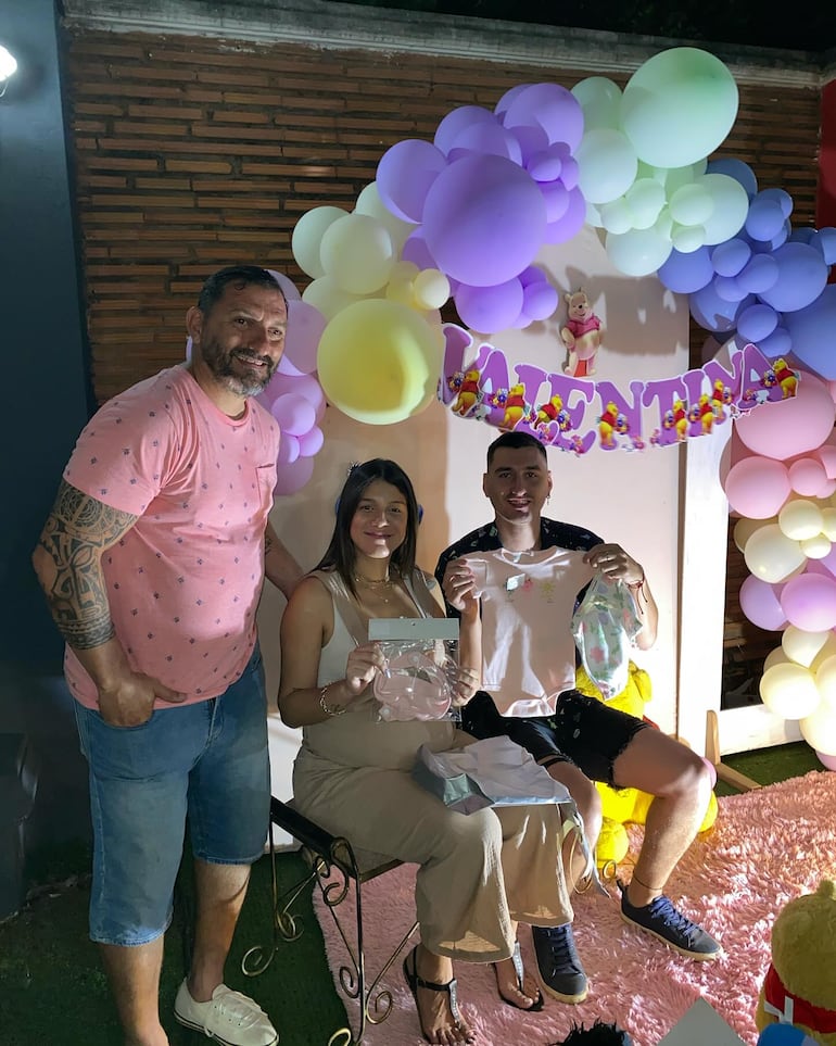 Mario Grana y Tati Bernal revisando los regalitos para Azul Grana, junto a un invitado al baby shower de la niña que llegará en breve. (Instagram/Mario Grana)