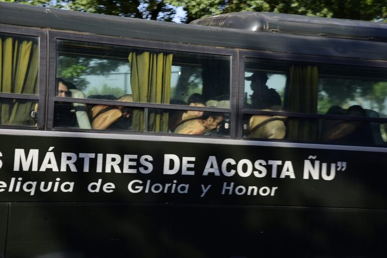 En ropa interior, reos de Tacumbú son sacados de la cárcel y trasladados en buses de la Policía, en el marco del operativo Veneratio.