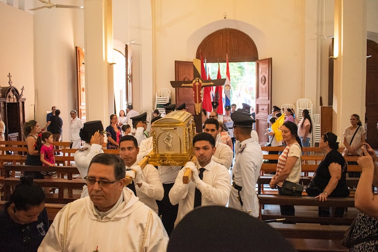 Ingreso de la Reliquia Peregrina de Chiquitunga a la Catedral de Villarrica.