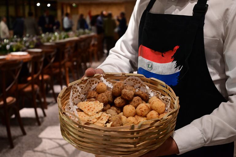 Los asistentes saborearon deliciosas comidas típicas preparadas por  Delicattesses by Patricia Bertón, y asado a la parrilla a cargo del asadero Kchete Eventos.