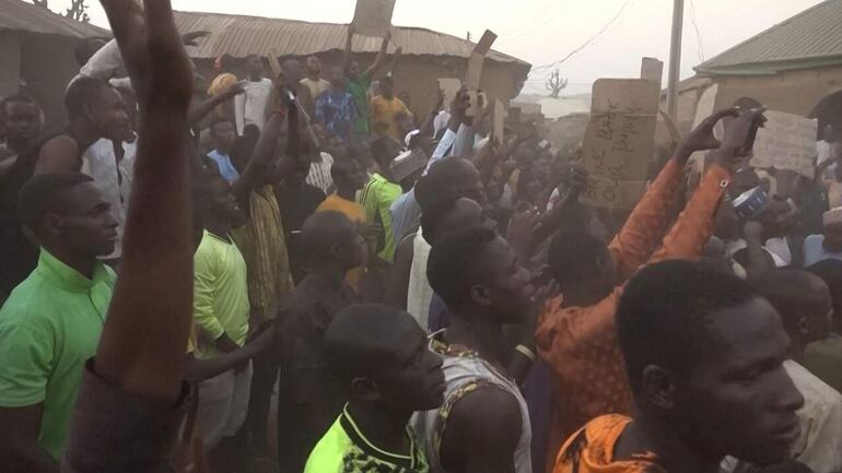 Padres de alumnos secuestrados durante un encuentro con el gobernador del estado nigeriano de Kaduna, Uba Sani, el jueves en la localidad de Kuriga.