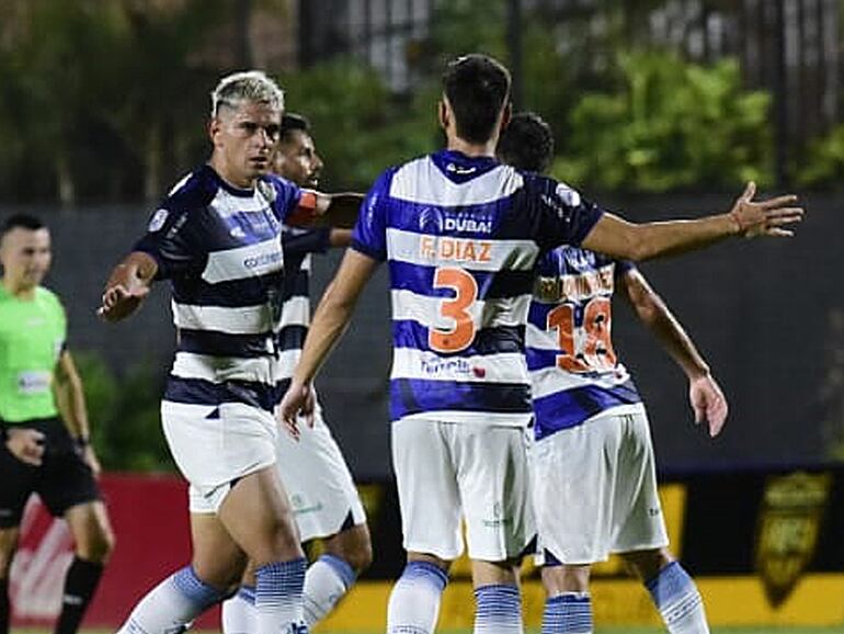 Los futbolistas del 2 de Mayo celebran un gol en el partido frente a Recoleta FC por la segunda fecha del torneo Apertura 2025 del fútbol paraguayo en el estadio Martín Torres, en Asunción, Paraguay.