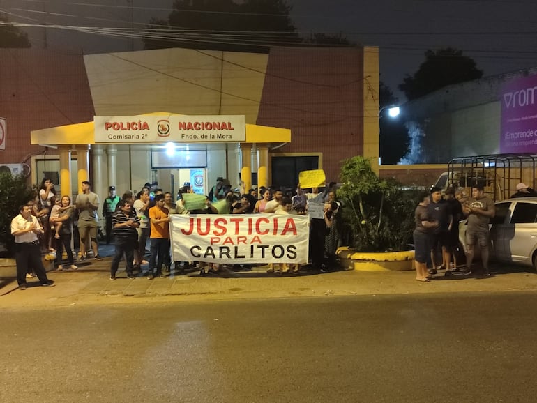 Familiares y amigos de joven que murió en accidente de tránsito se volvieron a manifestar frente a la Comisaría 2ª de Fernando de la Mora para exigir justicia,