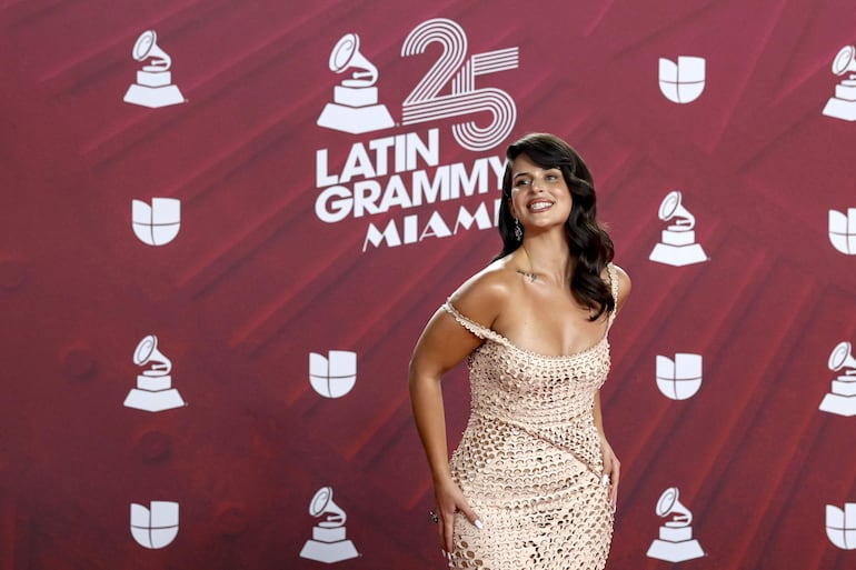 La cantante argentina Nathy Peluso optó por un look en tono nude con silueta ajustada para asistir a la gala anual de los Premios Latin Grammy. (EFE/ Eva Marie Uzcátegui)
