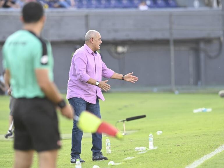 El paraguayo Francisco Arce, entrenador de Olimpia, ene le partido contra Guaraní por la quinta fecha del torneo Clausura 2023 del fútbol paraguayo en el estadio Defensores del Chaco, en Asunción.