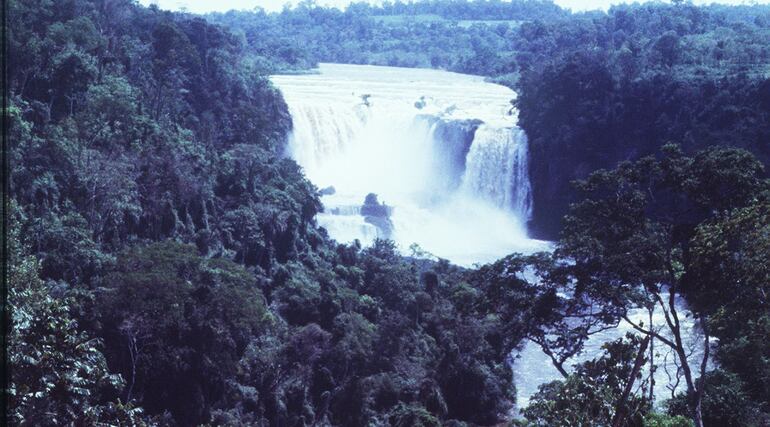 Las maravillosas cataratas Siete Caídas o Saltos del Guairá. 