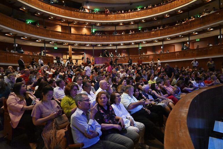 Un Teatro Municipal rebosante de público acompañó este espectáculo enmarcado en el 20 aniversario de la OSN y la apertura de la Semana de la Guarania.