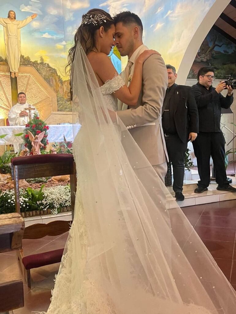 Jani González y Óscar Romero tras la bendición nupcial. (Captura de la historia de Instagram de Jani González)