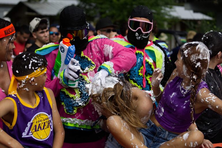 Un grupo de personas disfrazadas participan en el tradicional Festival de Las Máscaras de Hatillo este sábado, en Hatillo (Puerto Rico). Alrededor de 8.000 personas o "corredores" de 210 grupos ataviados con máscaras y trajes coloridos participaron en el tradicional Festival de Las Máscaras de Hatillo, una costumbre cuyo origen se remonta a las españolas Islas Canarias.