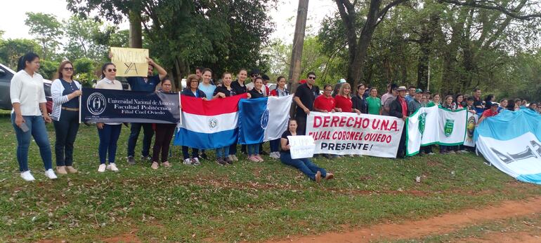 Manifestación de docentes y funcionarios de la UNA en Coronel Oviedo, Caaguazú.