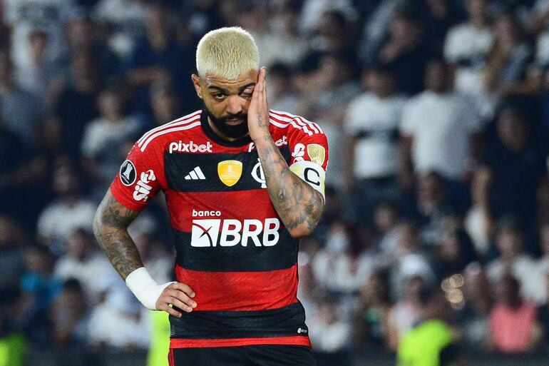 El brasileño Gabriel Barbosa, delantero de Flamengo, reacciona en el partido contra Olimpia en los octavos de final de la Copa Libertadores en el estadio Defensores del Chaco, en Asunción, Paraguay.