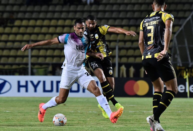 El delantero de Libertad Roque Santa Cruz (i) y el mediocampista colombiano del Táchira Carlos Robles luchan por el balón durante el partido de vuelta de la fase de grupos de la Copa Libertadores entre el Deportivo Táchira de Venezuela y el Libertad de Paraguay en el estadio Polideportivo de Pueblo Nuevo en San Cristóbal, Venezuela, en mayo. 7, 2024.