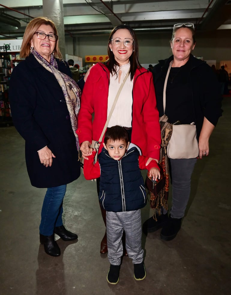 Carmen Cáceres, Estela Cobs, Carolina Cáceres, junto al pequeño Pável Rivas.