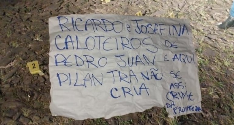 El escrito que se encontró en el lugar.