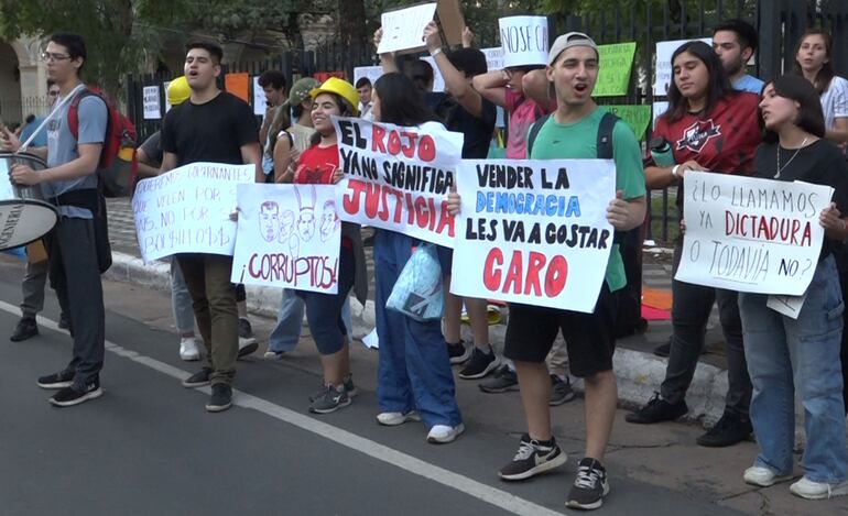 Jóvenes salieron a las calles a manifestarse en contra del oficialismo, tras la expulsión de la senadora Kattya González. Advierten que es un golpe que “costará caro”.