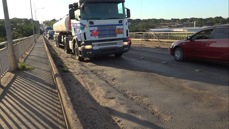 Los baches y hundimientos "adornan" el paso. El pésimo estado en que se encuentra el puente es muy peligroso para los automovilistas.