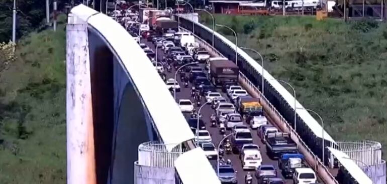 Puente de la Amistad. Más de 3.000 paraguayos ya fueron a vacacionar a Brasil en lo que va del mes.