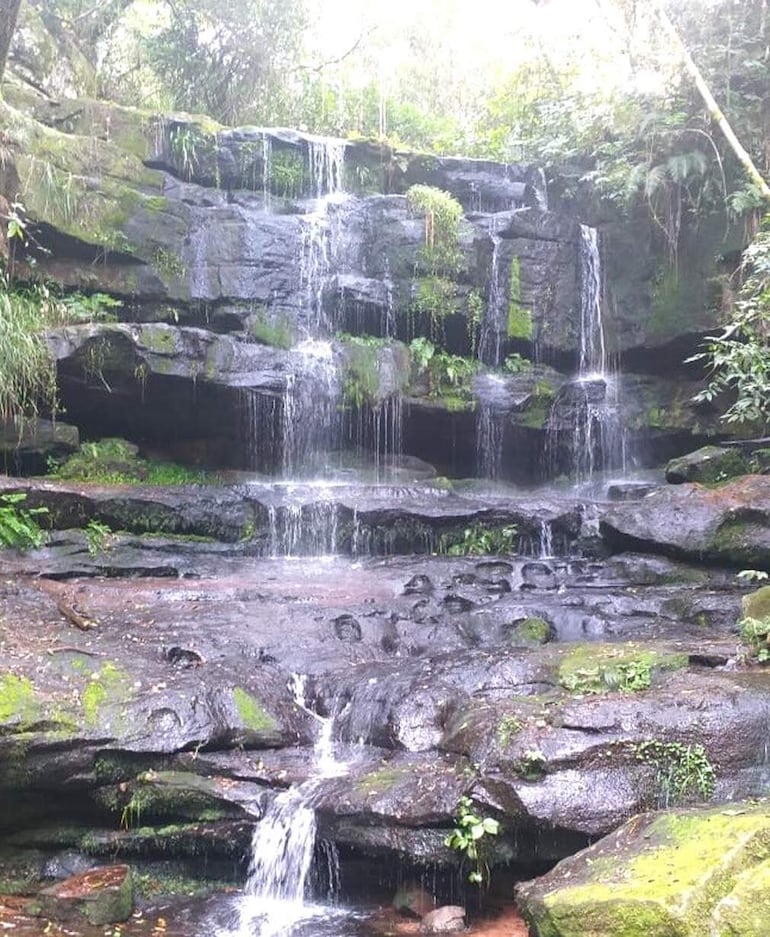 Dentro del parque nacional de Ybycuí, se encuentran varios saltos naturales, como el Salto Guaraní. 