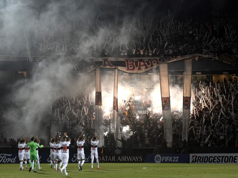 Los jugadores de Olimpia saludan a los hinchas, ubicados en el sector de Platea Pettengill de La Nueva Olla.