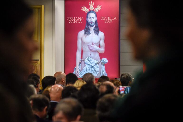 ¿Un Cristo “afeminado"? Conservadores atacan cartel de Semana Santa de Sevilla.