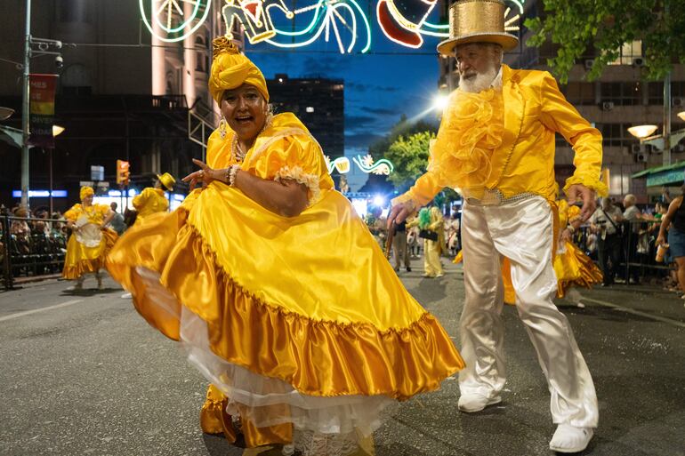 Artistas participan en el Desfile Inaugural del Carnaval de Montevideo, este jueves en Montevideo (Uruguay). 