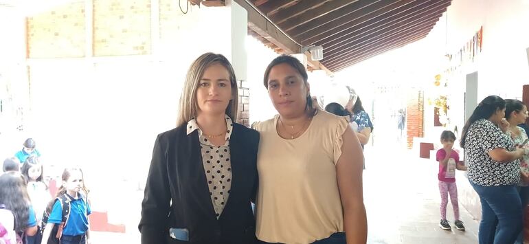 Dos mujeres posando para la foto