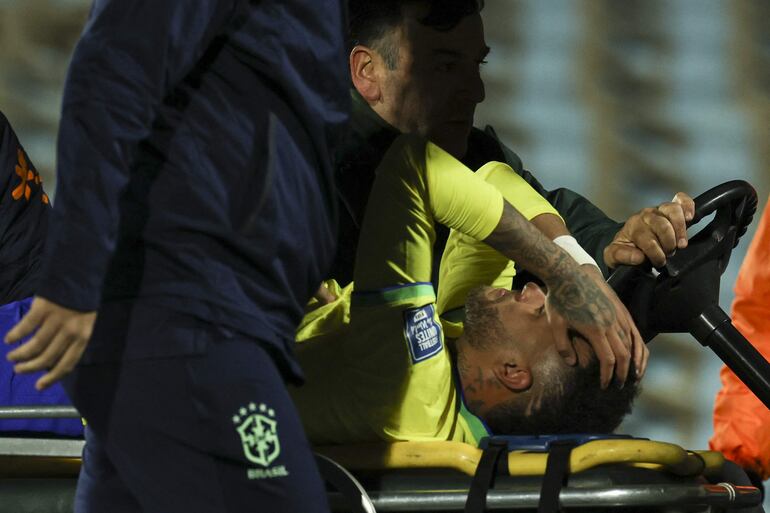 Neymar, futbolista de la selección de Brasil, en el momento de la lesión de rodilla en el partido ante Uruguay por las Eliminatorias Sudamericanas al Mundial 2026 en el estadio Centenario, en Montevideo.