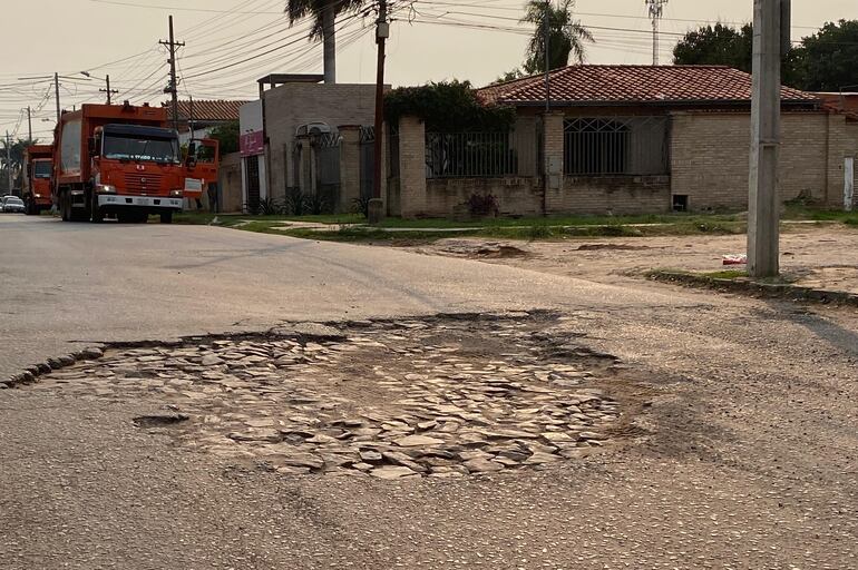 Pavimento deteriorado a solo cuatro cuadras de la Municipalidad de Mariano Roque Alonso. 