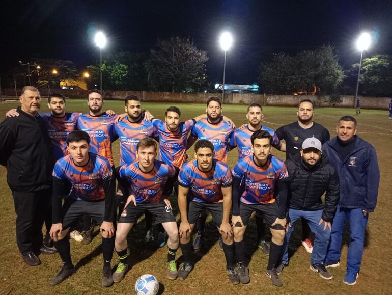 El equipo de la Universidad Sudamericana quedó con el vicecampeonato en la categoría de fúbol de campo. Foto tomada en la final en el estadio del Club Independiente.