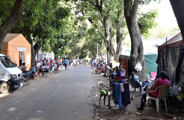 Los familiares de pacientes internados por covid-19 vivían días y semanas acampando frente a los hospitales públicos. 