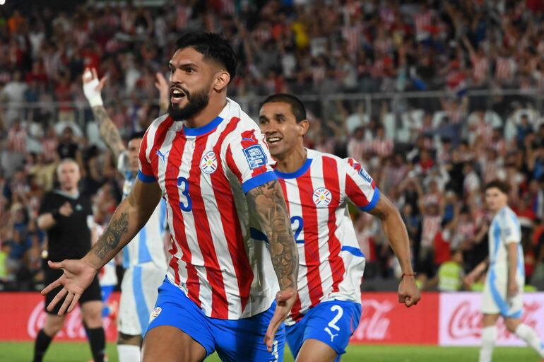 Omar Alderete, jugador de la selección de Paraguay, festeja un gol en el partido frente a Argentina por la fecha 11 de las Eliminatorias Sudamericanas 2026 en el estadio Defensores del Chaco, en Asunción.