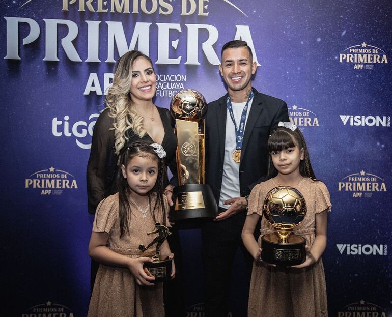 Siempre en familia. Derlis González rodeado de su esposa e hijas en la reciente gala de premiación en la APF. (Instagram/Karimi Chávez)