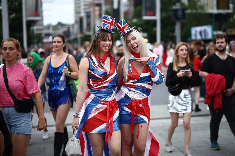 Los fanáticos de la megaestrella estadounidense Taylor Swift, los llamados "Swifties", caminan por Olympic Way afuera del estadio de Wembley en Londres el 15 de agosto de 2024.