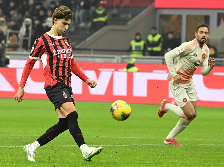 Milan (Italy), 05/02/2025.- AC Milans Joao Felix scores the 3-1 goal during the Coppa Italia quarterfinal soccer match between AC Milan and AS Roma, in Milan, Italy, 05 February 2025.  (Italia) EFE/EPA/DANIEL DAL ZENNARO
