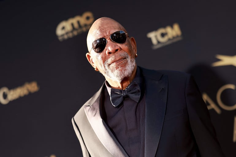 De riguroso negro. Así llegó Morgan Freeman a la gala del AFI Lifetime Achievement Award Gala en Hollywood, California. (Matt Winkelmeyer/Getty Images/AFP)
