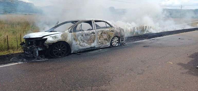 El automóvil que iba con destino a Santa Rita, sufrió desperfecto eléctrico y se incineró por completo.