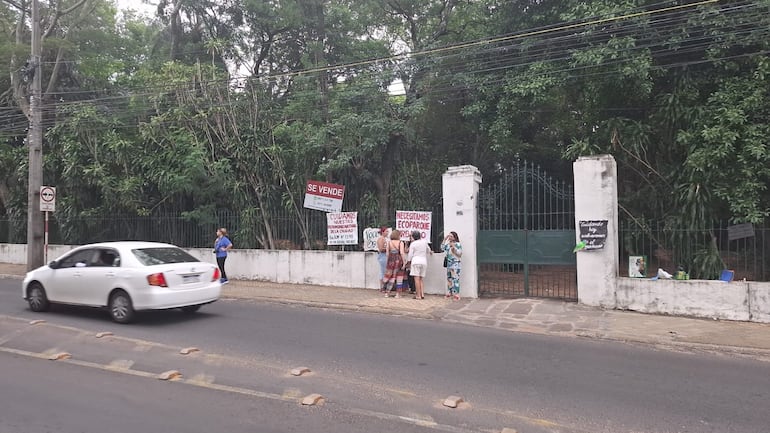 Protesta en defensa de predio privado que vecinos bautizaron como ecoparque urbano.