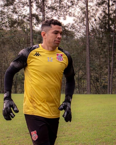 Gustavo Arévalos (39 años), arquero del General Caballero, realizando actividades físicas en el hotel Puma de Mallorquín.