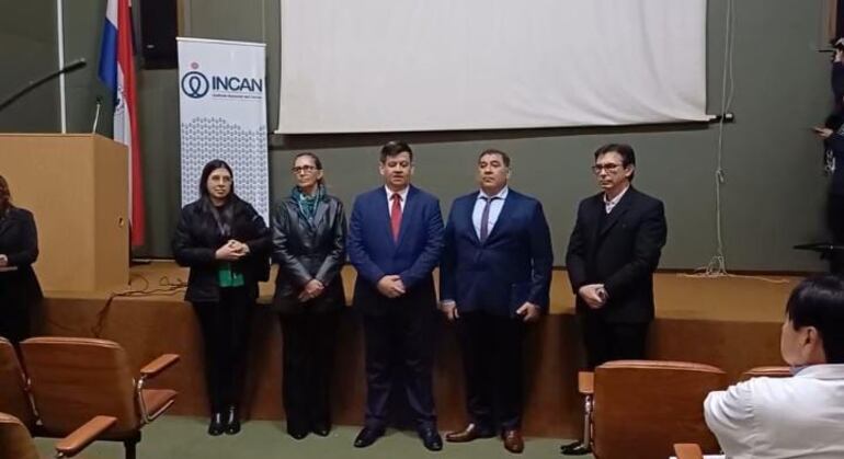 La comisión interventora está integrado por Dra. Gabibi Noguera, coordinadora; Dr. Nick Ocampos, jefe de gabinete del viceministro de Atención Integral; Dr. Oscar Merlo, Dr. Luis Taboada, el abogado Julio Benitez, director de relaciones laborales, y la Dra. Liz Ovelar.