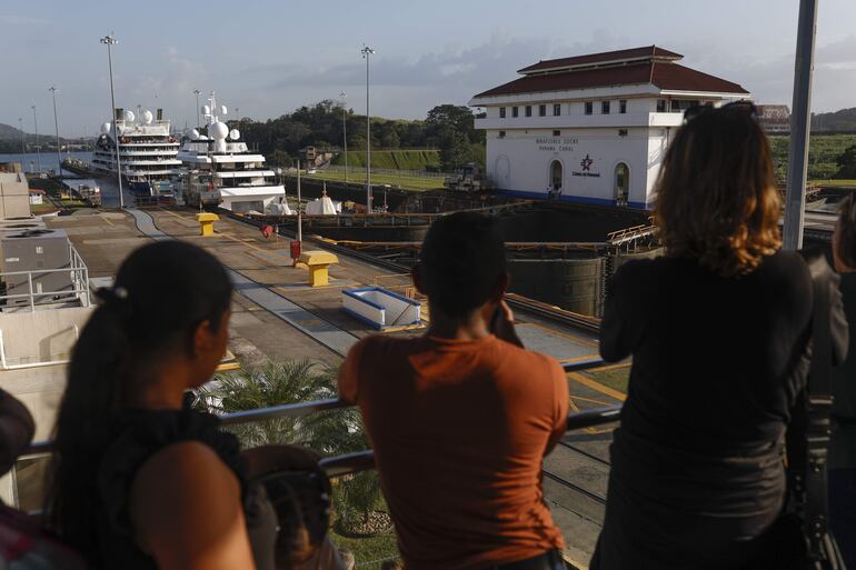 Tránsito de un buques por las esclusas de Miraflores en el Canal de Panamá, en ciudad de Panamá (Panamá). Ni China controla el Canal de Panamá ni este le cobra más peajes a Estados Unidos, afirma su exadministrador Jorge Quijano.