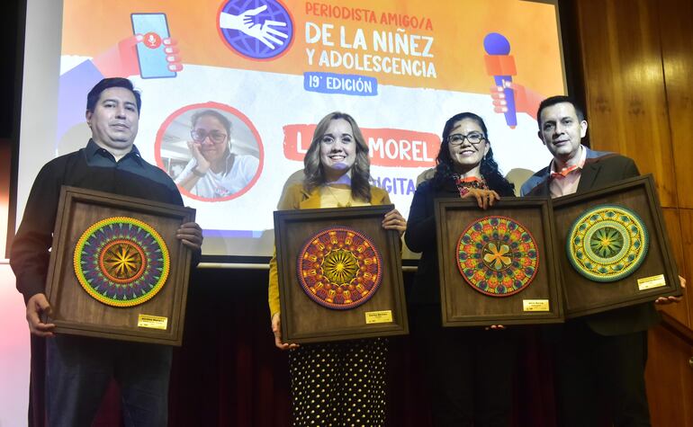 Alcides Manena, Laura Morel, Karina Benítez, Alicia Bernal y Juan Carlos Bareiro. 