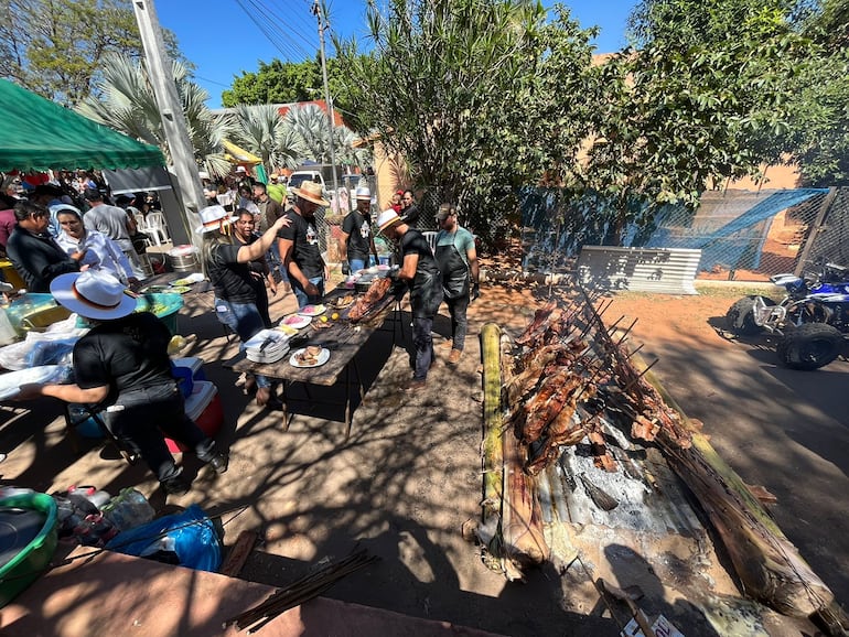 El tradicional asado a la estaca no faltó durante la fiesta aniversario de la localidad de Nueva Italia.