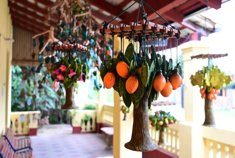 Árboles de cerámica de las hermanas Vera de Areguá.